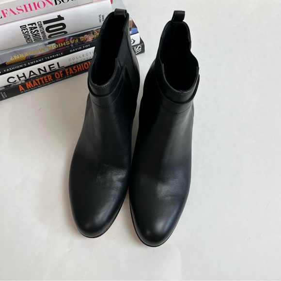 NEW VINCE Boots Hallie Leather Ankle Chelsea Bootie - Picture 7 of 16